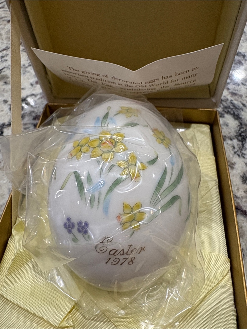 Noritake 1978 White Porcelain Egg with Yellow Daffodils and Green Leaves